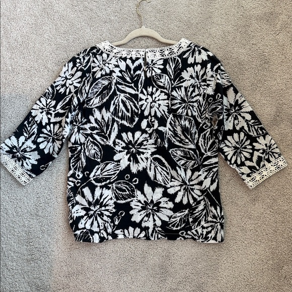 Alfred Dunner Black and White Floral Patterned Blouse-Crochet Accents Size 8P - Picture 3 of 5